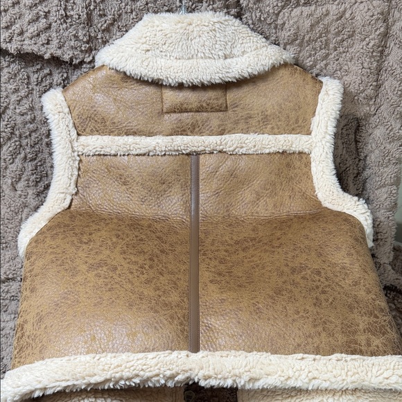 American Eagle Women’s Brown and Cream Sherpa Vest - Picture 5 of 12